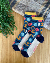 Load image into Gallery viewer, 1PK LADIES COTTON ABSTRACT FLORAL SOCKS 
